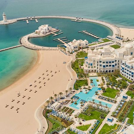 Hilton Salwa Beach Resort And Villas Abu Samra Exterior foto Aerial view of the resort
