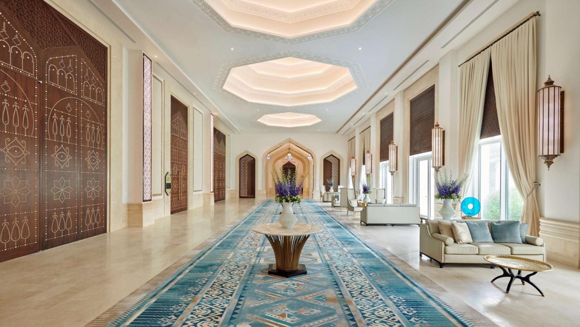Hilton Salwa Beach Resort And Villas Abu Samra Exterior foto The interior of the hotel