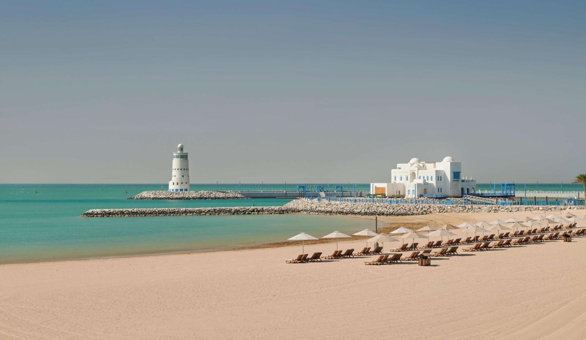 Hilton Salwa Beach Resort And Villas Abu Samra Exterior foto The beach at the Jumeirah Beach Hotel