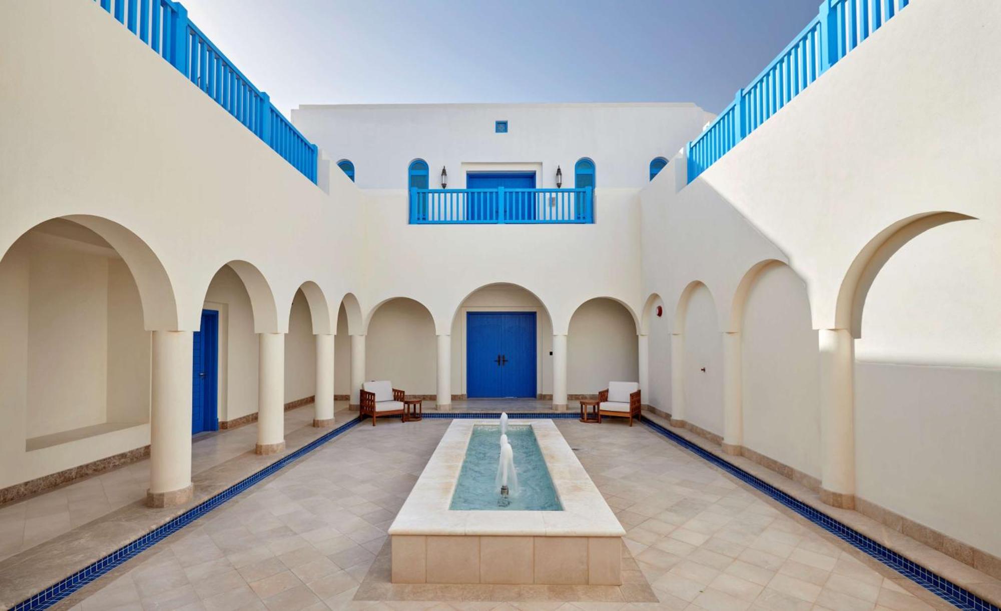 Hilton Salwa Beach Resort And Villas Abu Samra Exterior foto The hotel's courtyard