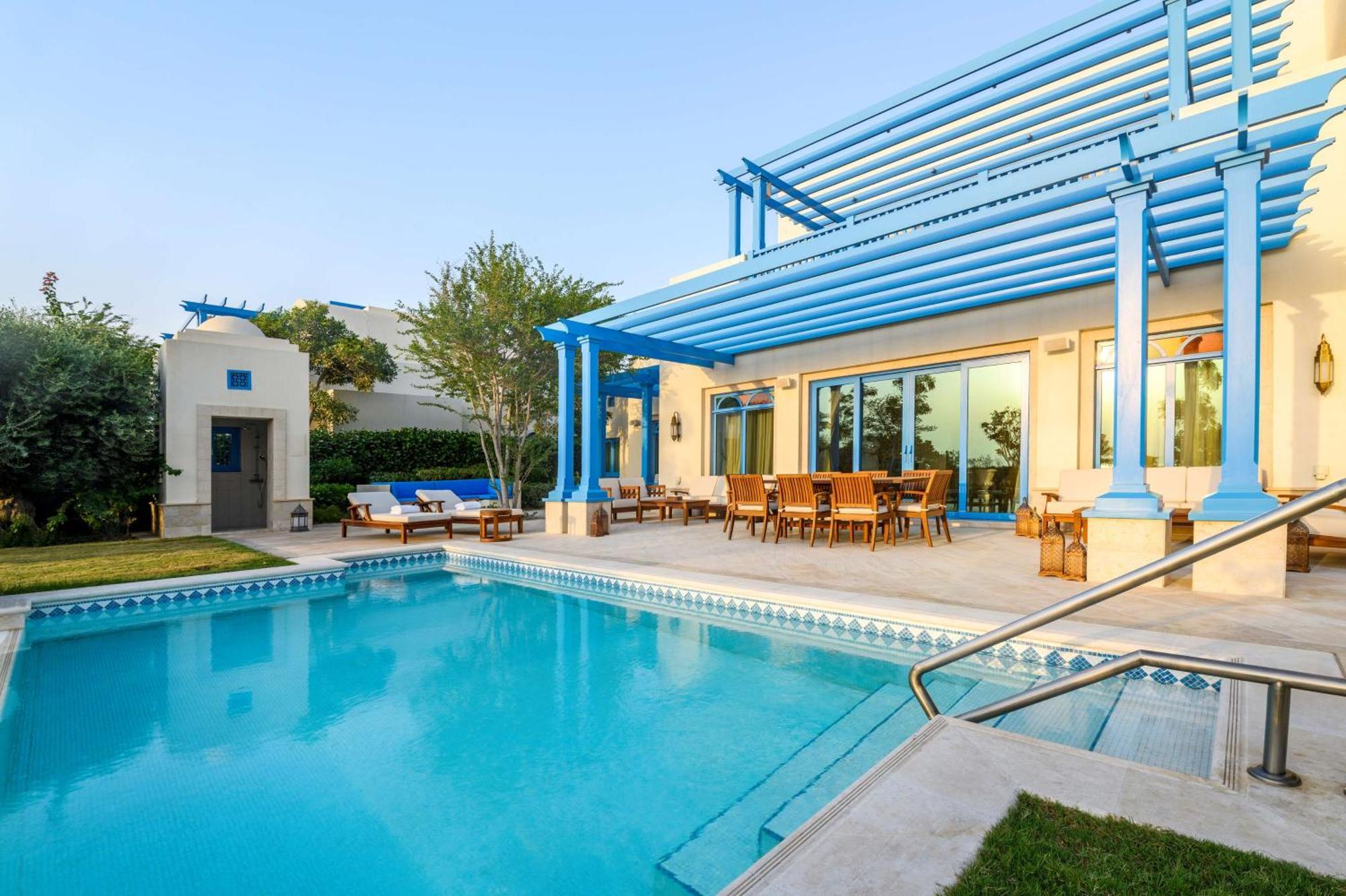 Hilton Salwa Beach Resort And Villas Abu Samra Exterior foto A pool at a private residence in Miami, Florida