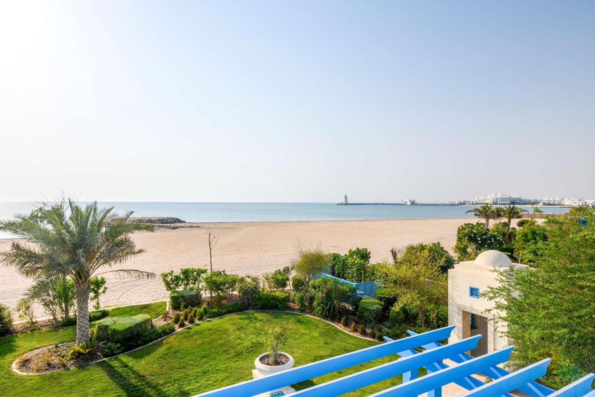 Hilton Salwa Beach Resort And Villas Abu Samra Exterior foto The beach at the Kempinski