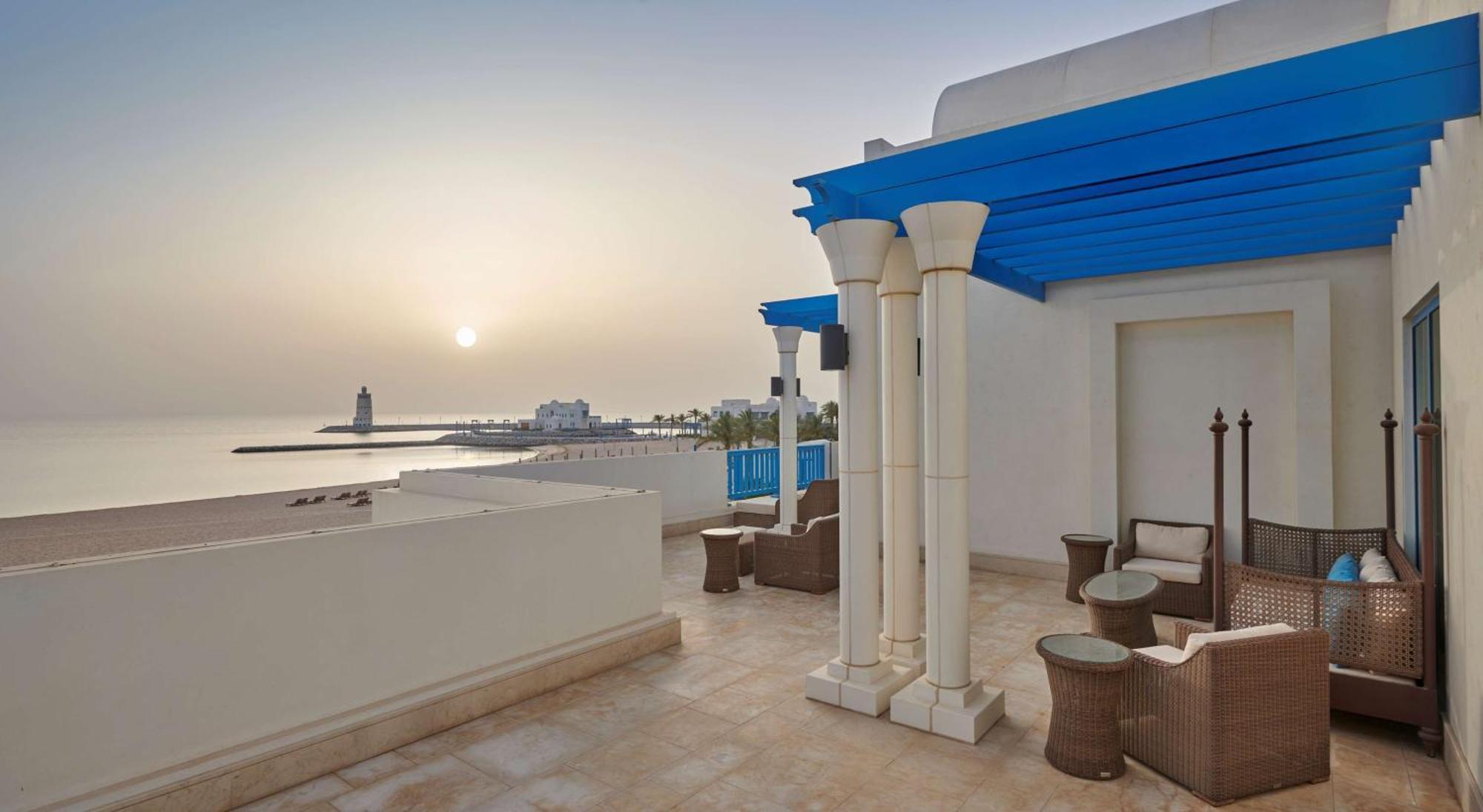 Hilton Salwa Beach Resort And Villas Abu Samra Exterior foto The beach at the hotel