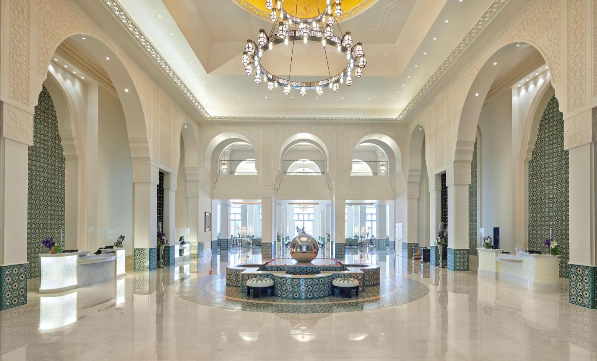 Hilton Salwa Beach Resort And Villas Abu Samra Exterior foto The lobby of the hotel
