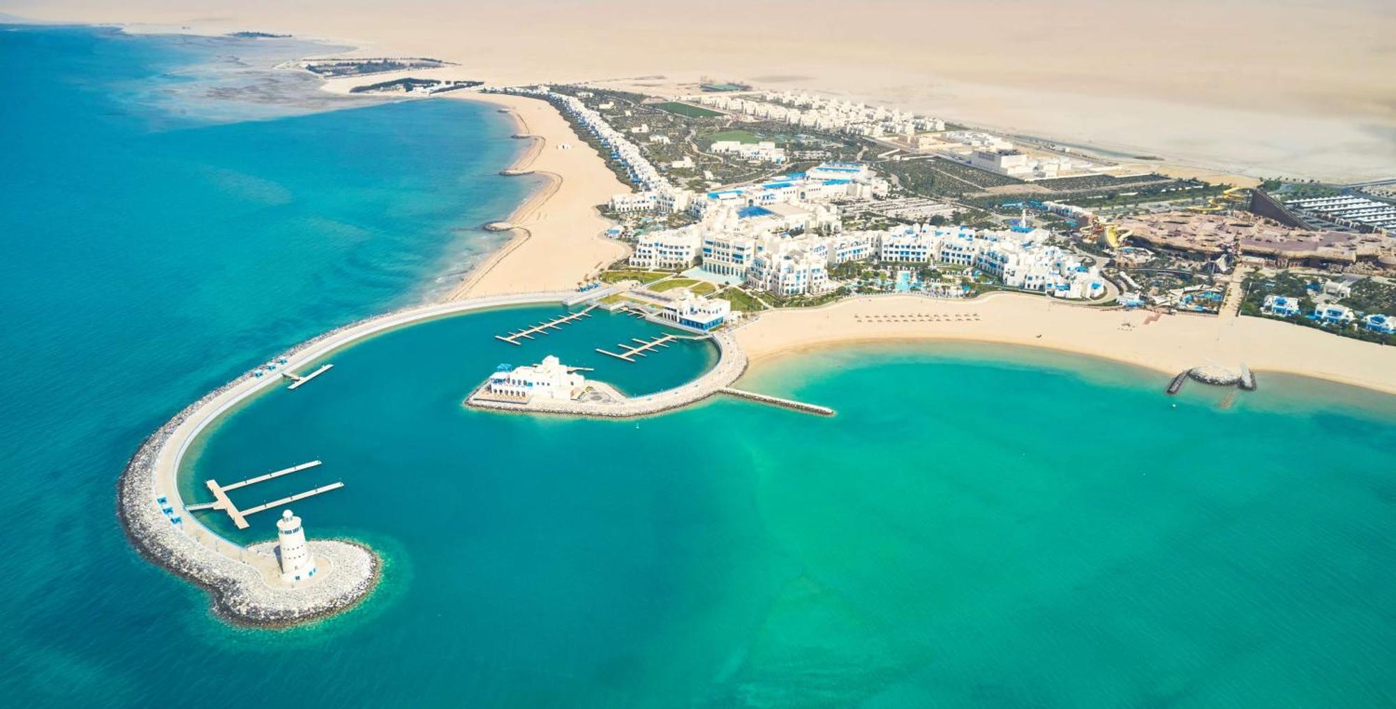 Hilton Salwa Beach Resort And Villas Abu Samra Exterior foto Aerial view of Al Reef Island