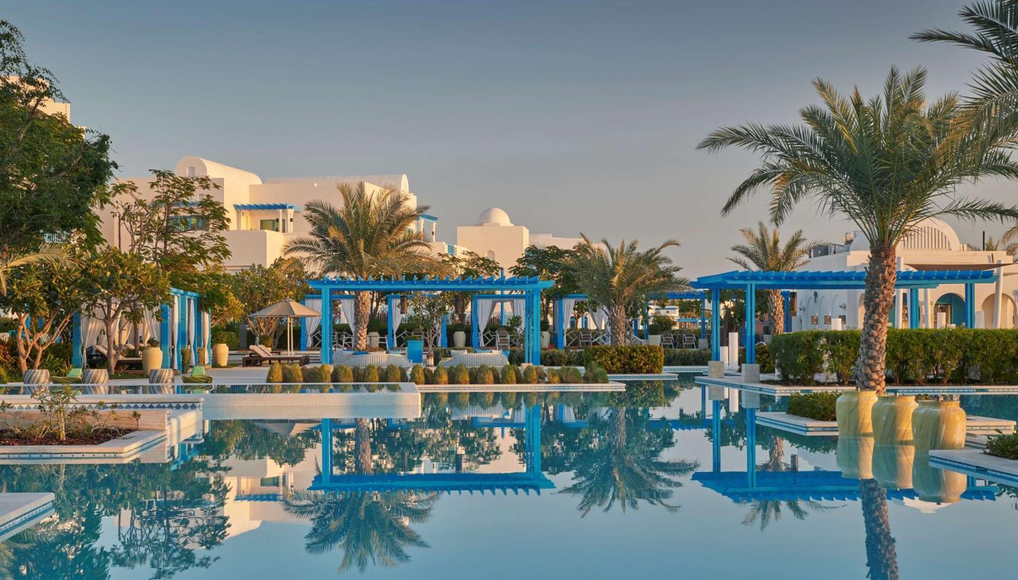Hilton Salwa Beach Resort And Villas Abu Samra Exterior foto The pool at the resort