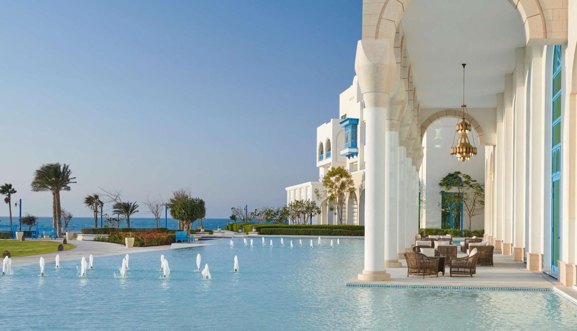 Hilton Salwa Beach Resort And Villas Abu Samra Exterior foto The Royal Pool at The Royal