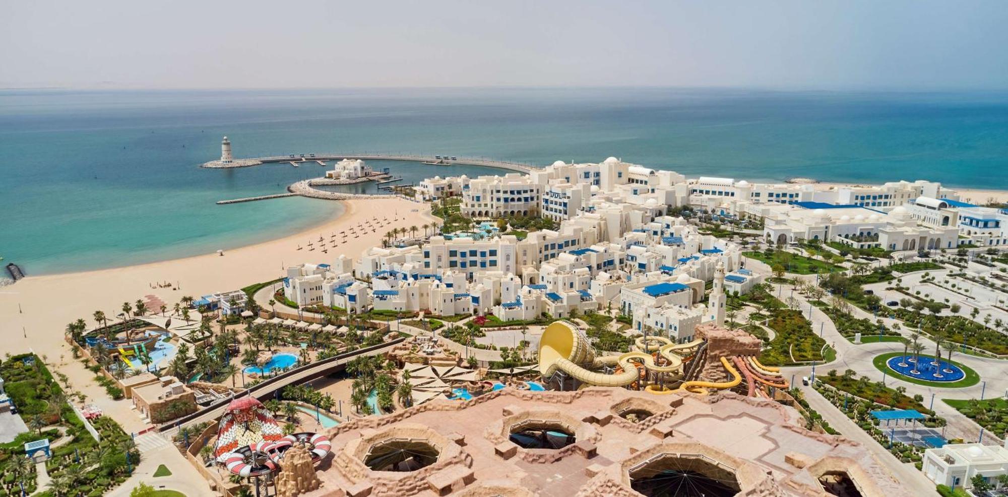 Hilton Salwa Beach Resort And Villas Abu Samra Exterior foto Aerial view of the resort