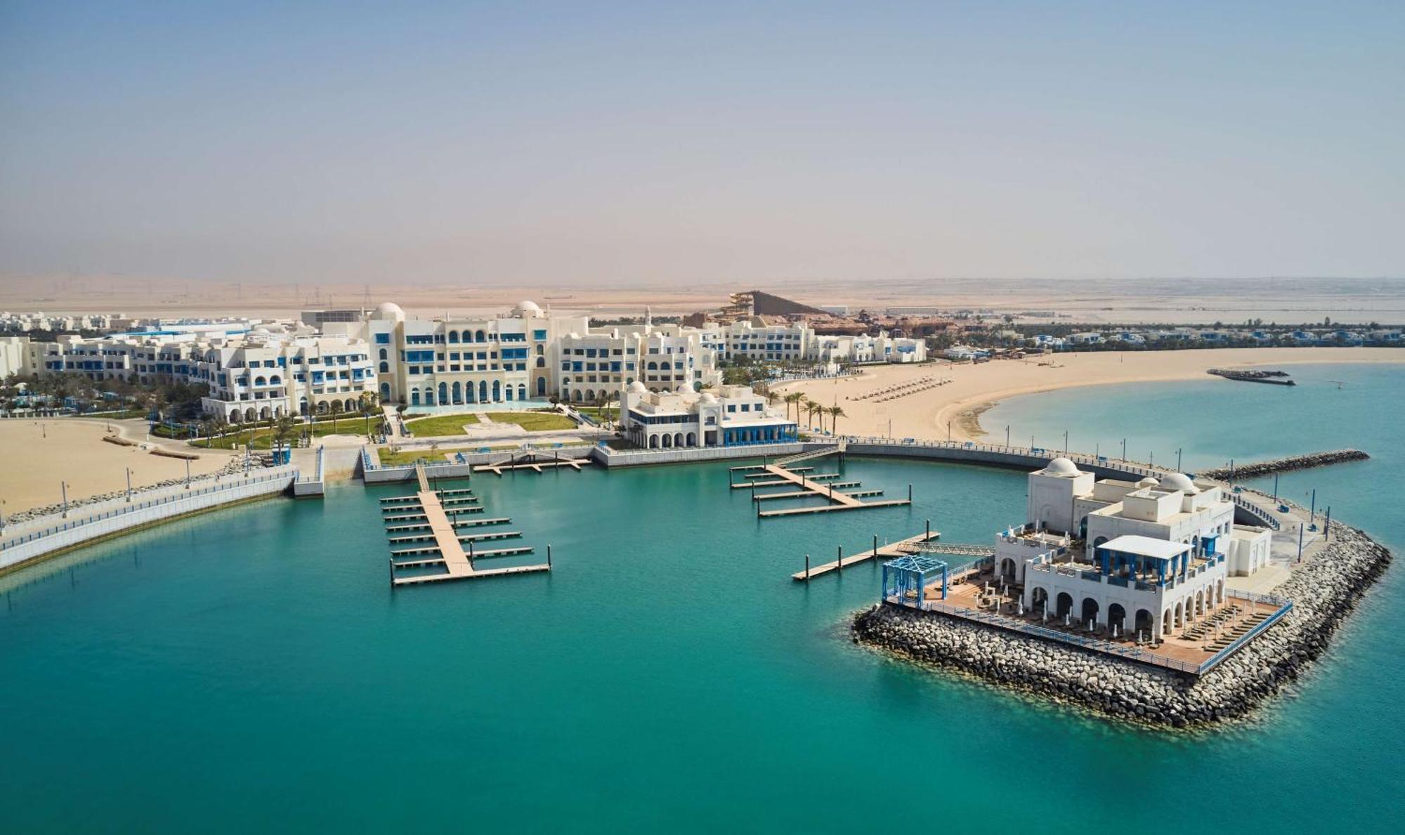Hilton Salwa Beach Resort And Villas Abu Samra Exterior foto Aerial view of the resort