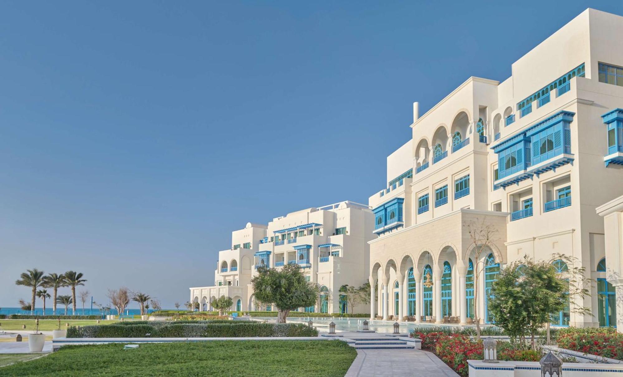 Hilton Salwa Beach Resort And Villas Abu Samra Exterior foto The resort's main building